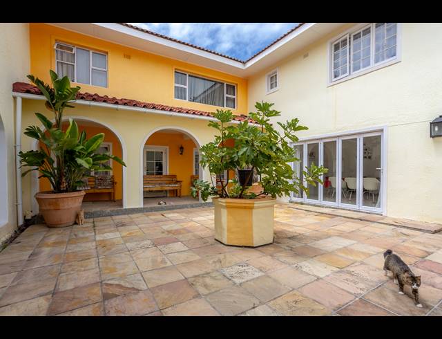 9 BEDROOM HOUSE TO LET IN CONSTANTIA